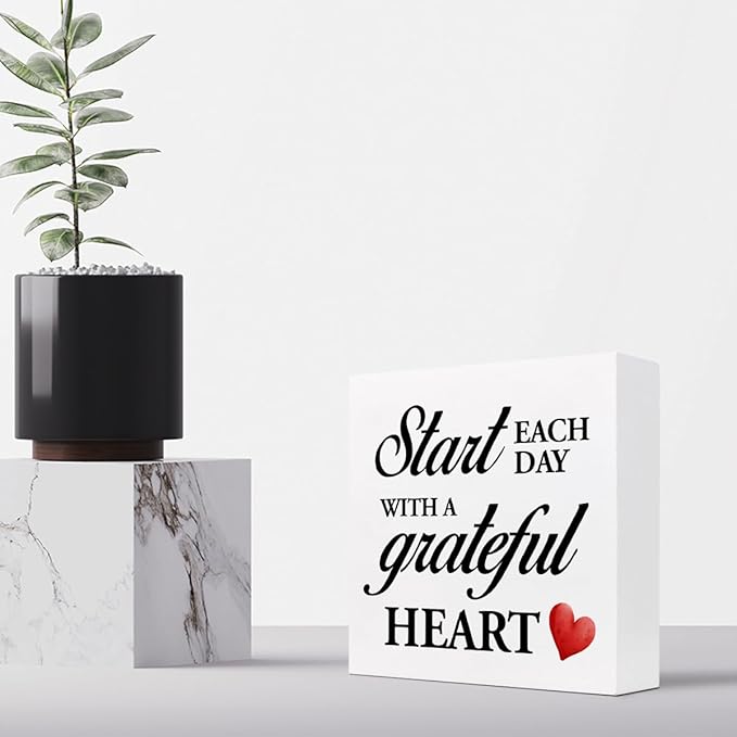 Start Each Day with a Grateful Heart Wood Block Sign Desk Decor,Grateful Table Sign Wooden Box Plaque Sign Desk Decor for Home College Office Shelf Table Decor Decorations