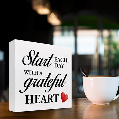 Start Each Day with a Grateful Heart Wood Block Sign Desk Decor,Grateful Table Sign Wooden Box Plaque Sign Desk Decor for Home College Office Shelf Table Decor Decorations