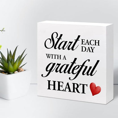 Start Each Day with a Grateful Heart Wood Block Sign Desk Decor,Grateful Table Sign Wooden Box Plaque Sign Desk Decor for Home College Office Shelf Table Decor Decorations