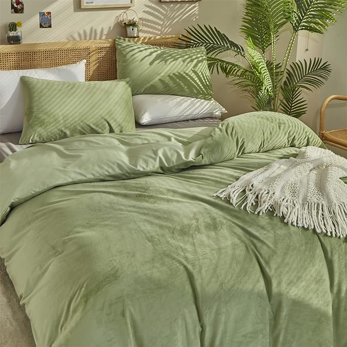 Wellboo Sage Green Velvet Comforter Sets King Light Green Fluffy Bedding Solid Color Green Flannel Quilt Women Men Grass Green Comforters Micromink Sherpa Fuzzy Warm Bed Luxury Sage Dorm Plush Bedding