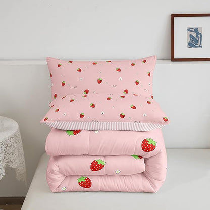 Kawaii Bedding, Pink Strawberry Decor Comforter Set Full, for Women Girls Kids Kawaii Room Decor, Cute Strawberry Duvet Set Reversible Cute Kawaii Strawberry Quilt Duvet Set with 2 Pillowcases