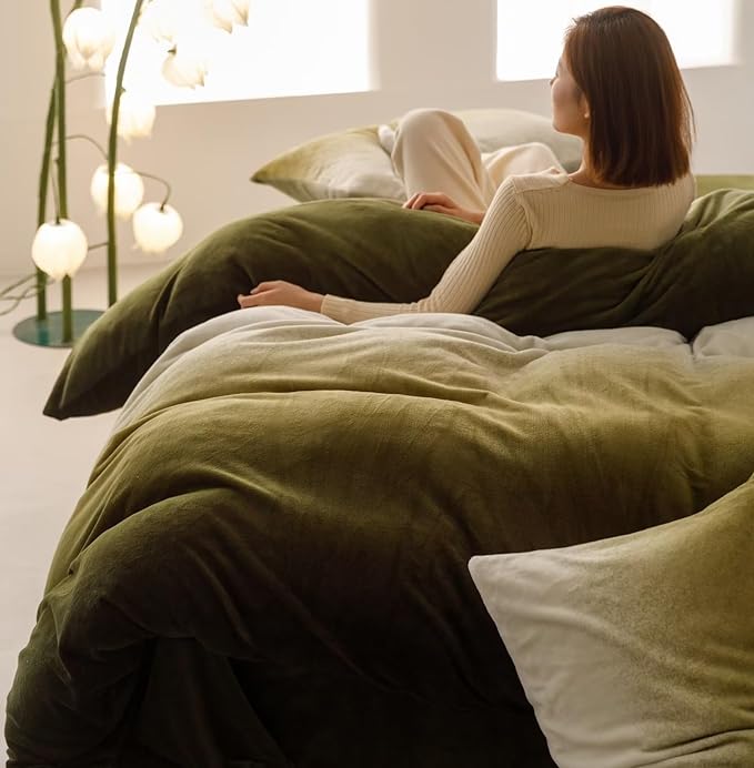 Green White Comforter Set Velvet Full Gradient Olive Green Bedding Comforter Women Plain White and Army Green Gradient Soft Quilt Flannel Dark Green Comforter Warm Full Bed Comforter